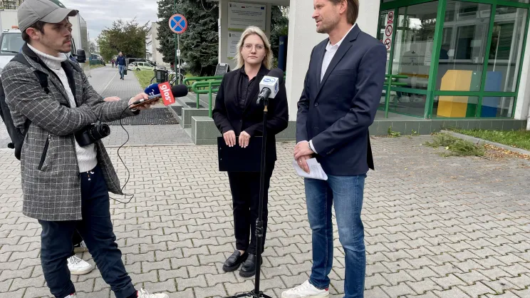 Konferencja prasowa radnych Aleksandry Owcy i Michała Starobrata