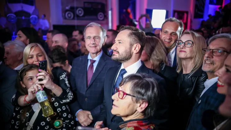 Aleksander Miszalski w trakcie wieczoru wyborczego