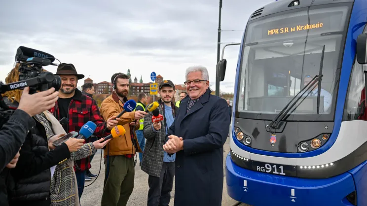 Testowy przejazd tramwaju po remontowanym moście Grunwaldzkim