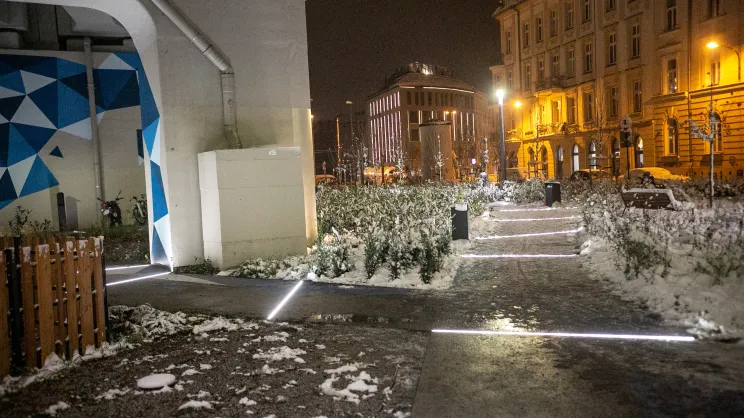 Park kolejowy nocą
