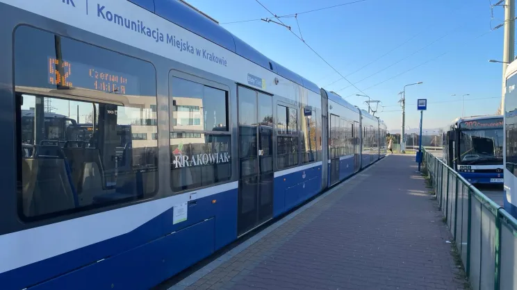 Tramwaj nr 52 na pętli Czerwone Maki P+R