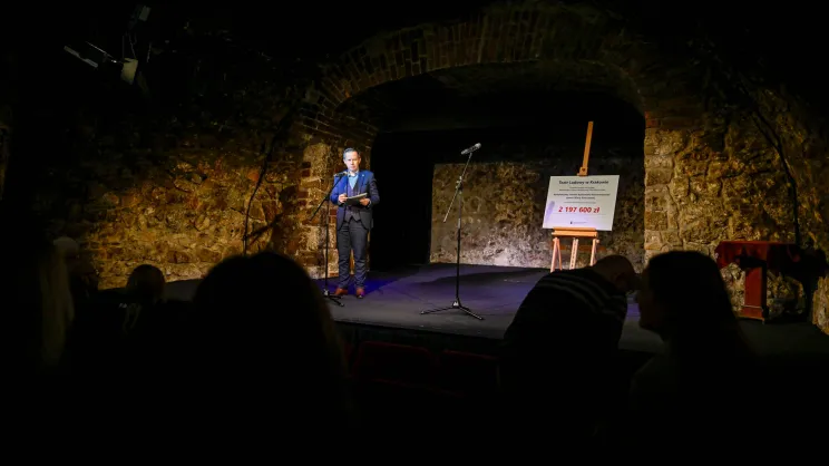 Przekazanie promesy na remont piwnic i teatru w podziemiach wieży ratuszowej