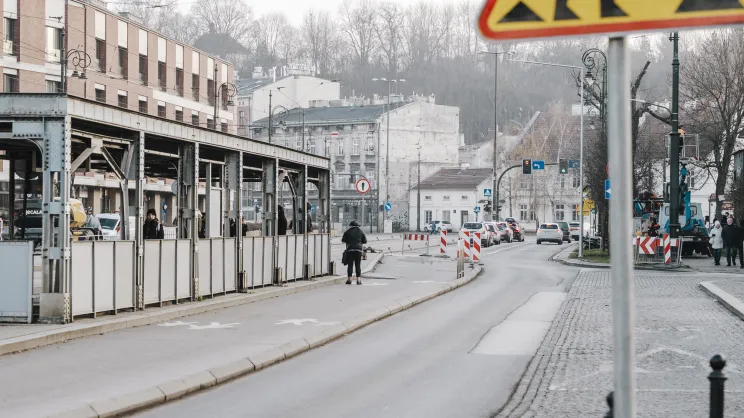 Przygotowania do budowy przejścia dla pieszych prowadzącego do przystanku przy placu bohaterów getta w Krakowie.