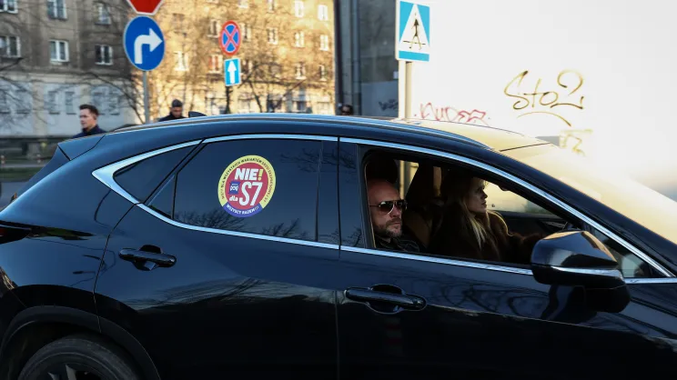 Protest przeciwko budowie S7 przed GDDKiA