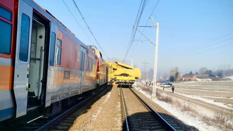 Trwa ponowne ustawianie na torach składu, który wykoleił się na szlaku Miechów–Słomniki