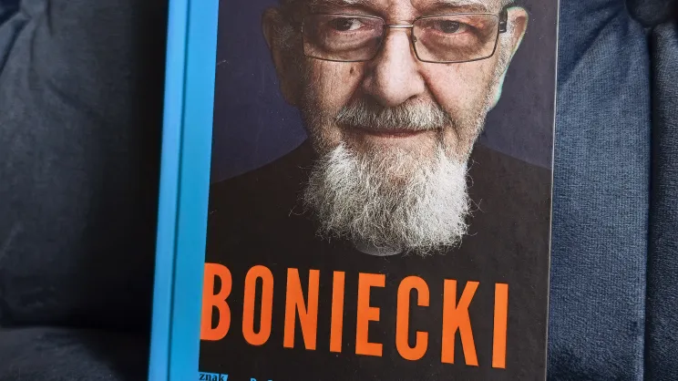 Książka ks. Adama Bonieckiego wystawiona na aukcję WOŚP