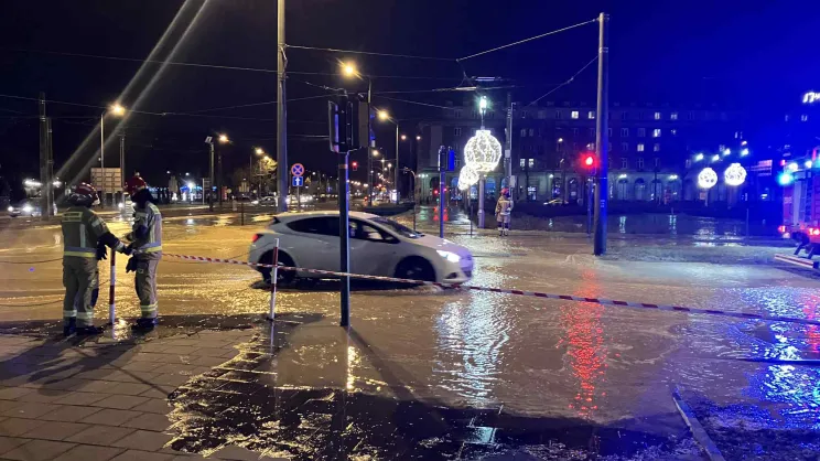Na Placu Centralnym pękła rura wodociągowa