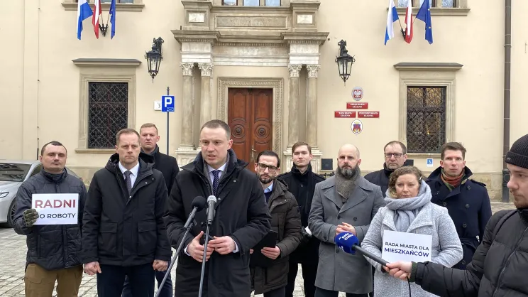 Konferencja prasowa Konfederacji przed budynkiem Urzędu Miasta Krakowa