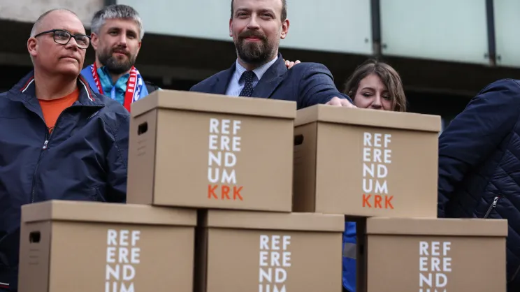 Składanie podpisów pod referendum