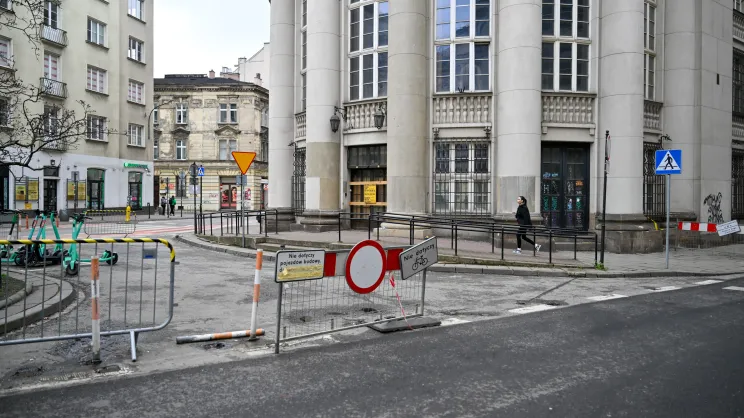 Przejścia i układ drogowy dookoła dawnego gmachu banku PKO na Wielopolu