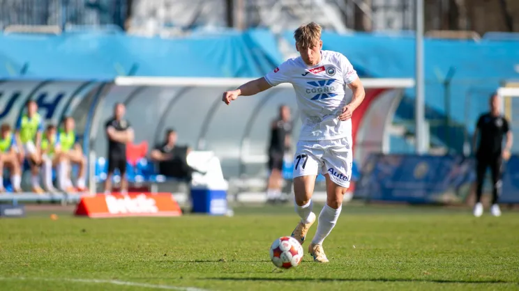 Kacper Prusiński strzela gola na 1:0