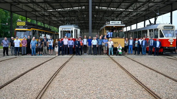 Prezentacja czterech tramwajów, które zostały wypożyczone z innych miast i będą jeździć w ramach jubileuszowej lini muzealnej