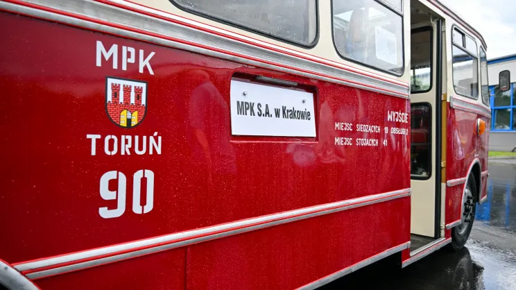 Prezentacja wyremontowanego zabytkowego autobusu SAN H100B