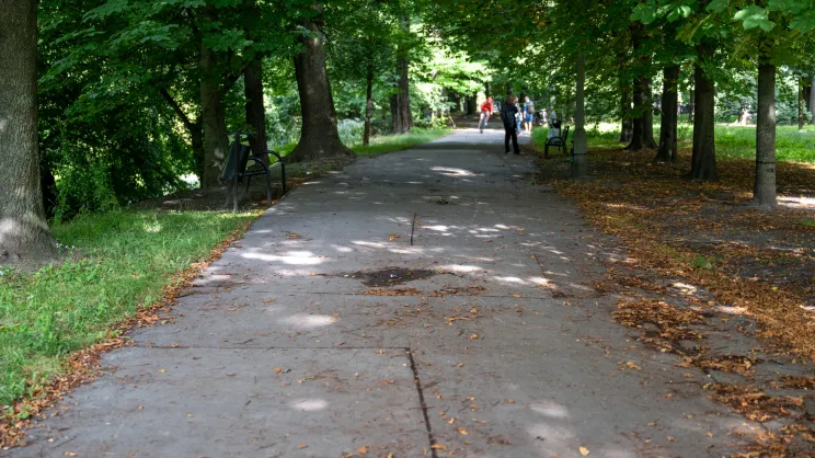 Zniszczona nawierzchnia alejek w Parku Kleparskim