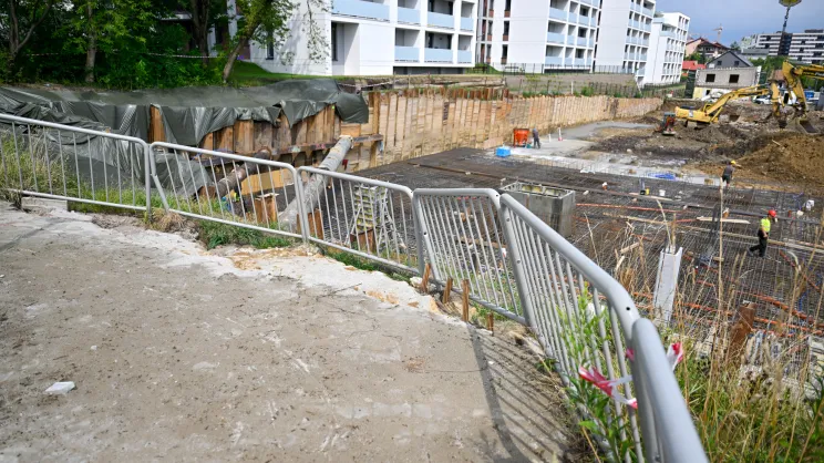 Zapadnięta pochylnia przy budowie nowej inwestycji na Górce Narodowej