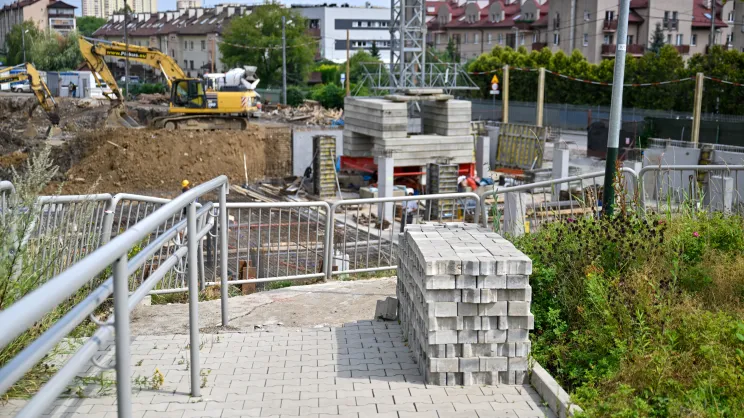 Zapadnięta pochylnia przy budowie nowej inwestycji na Górce Narodowej