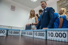 Łukasz Gibała z zebranymi podpisami, 2016 rok