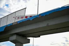 Uszkodzenia kładki nad ul. Generała Stanisława Sosabowskiego