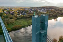 Hulajnoga na kładce w Pychowicach