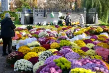 Przygotowania do święta Wszystkich Świętych przy cmentarzu Rakowickim