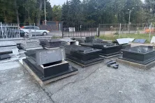 Zniszczone nagrobki