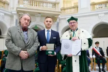 Prof. Mateusz Hołda (w środku)