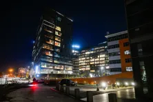 Widok nocny biurowców Quatro office przy ul. Lublańskiej