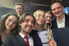 Studenci UJ z pamiątkowym dyplomem