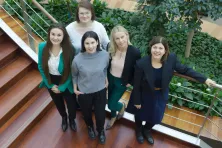 Na zdjęciu stoją od lewej: mgr Aleksandra Krajcer, dr n med. Ewelina Grzywna (z tyłu), dr Alicja Hinz (z przodu), dr hab. Joanna Lewandowska-Łańcucka, prof. UJ, dr hab. Monika Bzowska, prof. UJ. 