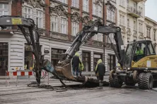 Prace remontowe na zamkniętej ulicy Starowiślnej w Krakowie, wstrzymany ruch tramwajowy i ograniczony ruch samochodowy.
