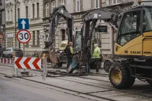 Prace remontowe na zamkniętej ulicy Starowiślnej w Krakowie, wstrzymany ruch tramwajowy i ograniczony ruch samochodowy.