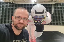 Badanie w tunelu aerodynamicznym PK. Po lewej dr inż. Łukasz Flaga
