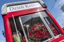 Zabytkowy tramwaj pełen kwiatów na Dzień Kobiet