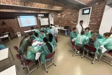 Uczniowie klasy medycznej VIII PALO, objętej patronatem Collegium Medicum UJ, podczas badań anatomicznych prawdziwych (świńskich) serc w szkole