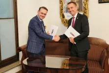 Prof. Andrzej Betlej (L) i prof. Andrzej Szarata (P) podpisali porozumienie o współpracy