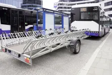 Autobus linii rekreacyjnej LR0 do Ojcowa z przyczepą na rowery