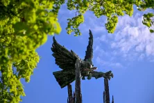 Wyremontowany pomnik w Parku Lotników -  „Ku czci Lotników Polskich poległych na wszystkich frontach II Wojny Światowej”