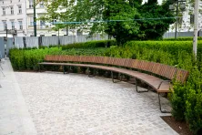 Zielony plac przed UMK