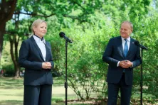 Konferencja prasowa w ogrodach Kancelarii Premiera: Monika Piątkowska, Donald Tusk