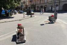Zniszczone donice w okolicy Wawelu