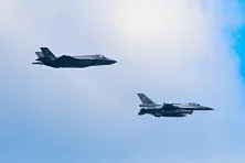 Przelot nowych myśliwców F-35 w eskorcie  F-16 nad Krakowem