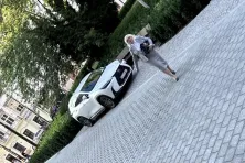 Radna Małgorzata Potocka swoim samochodem zastawiła ławkę przed magistratem