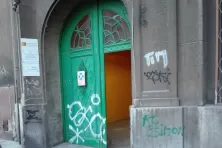 Nielegalne graffiti na miejskich budynkach