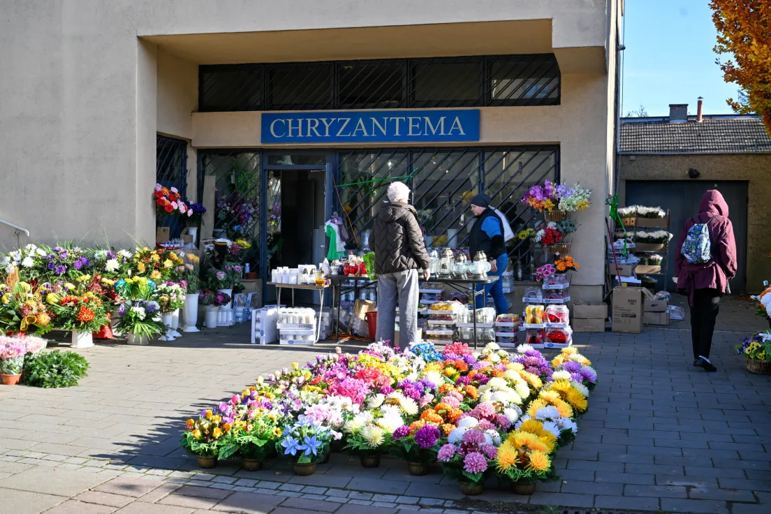 Przygotowania do święta Wszystkich Świętych przy cmentarzu Rakowickim