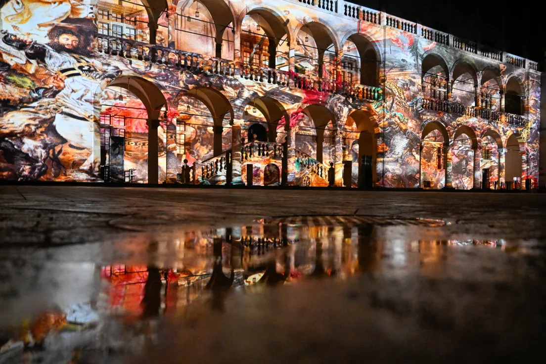 Nowy mapping na dziedzińcu arkadowym na Wawelu z okazji otwarcia nowej wystawy stałej Zbrojownia