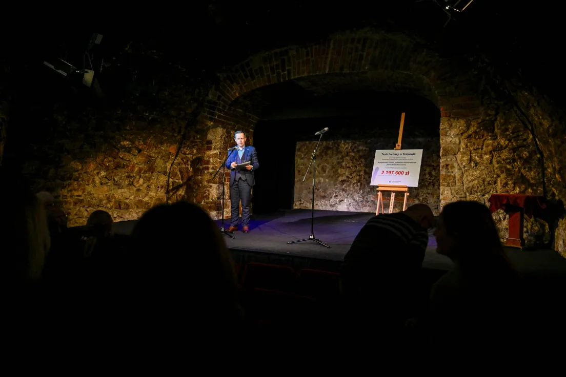 Przekazanie promesy na remont piwnic i teatru w podziemiach wieży ratuszowej