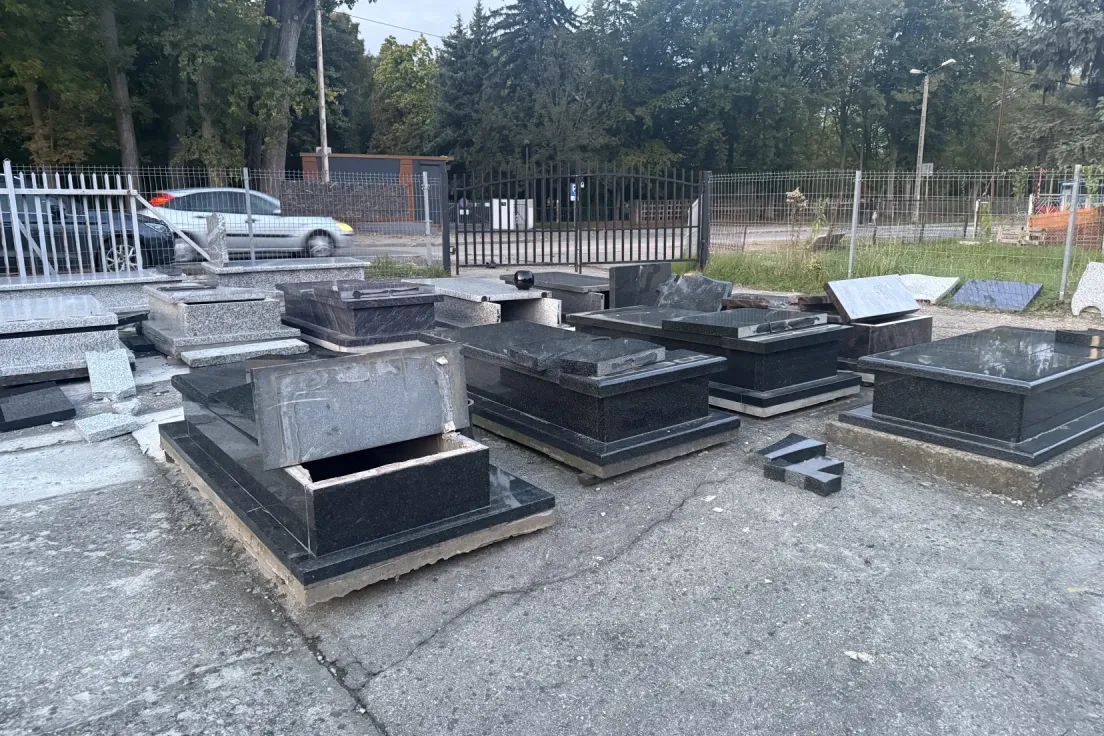 Zniszczone nagrobki
