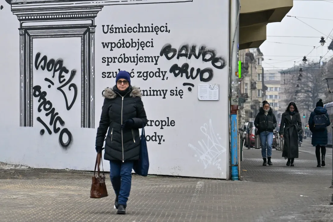 Zniszczony mural w parku Szymborskiej