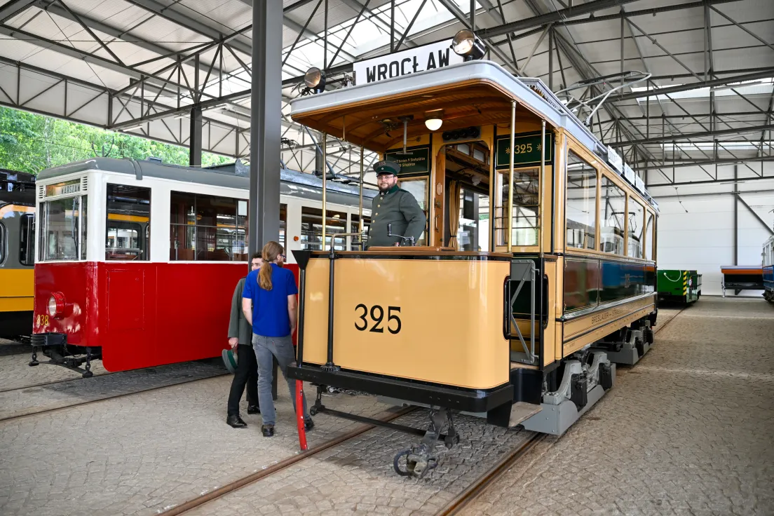 Prezentacja czterech tramwajów, które zostały wypożyczone z innych miast i będą jeździć w ramach jubileuszowej lini muzealnej