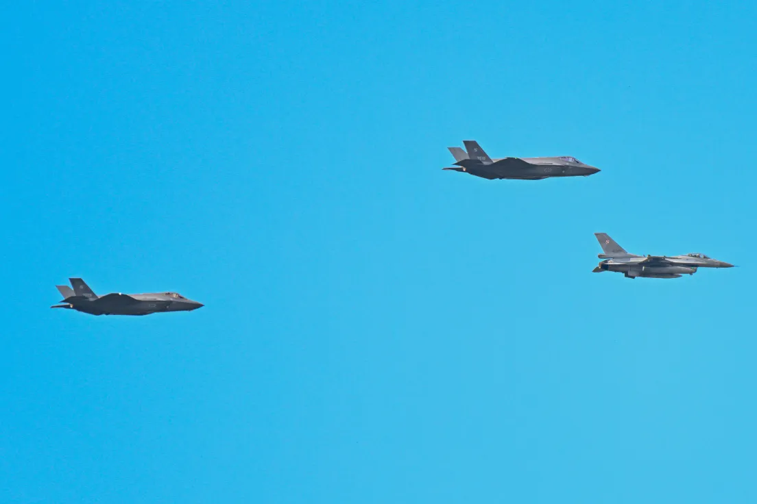 Przelot nowych myśliwców F-35 w eskorcie  F-16 nad Krakowem